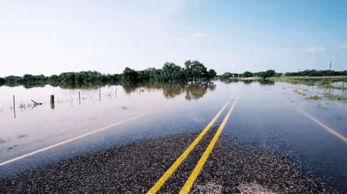 Carretera inundada de dos carriles