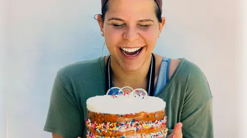 Image of Mari Rubio holding a cake